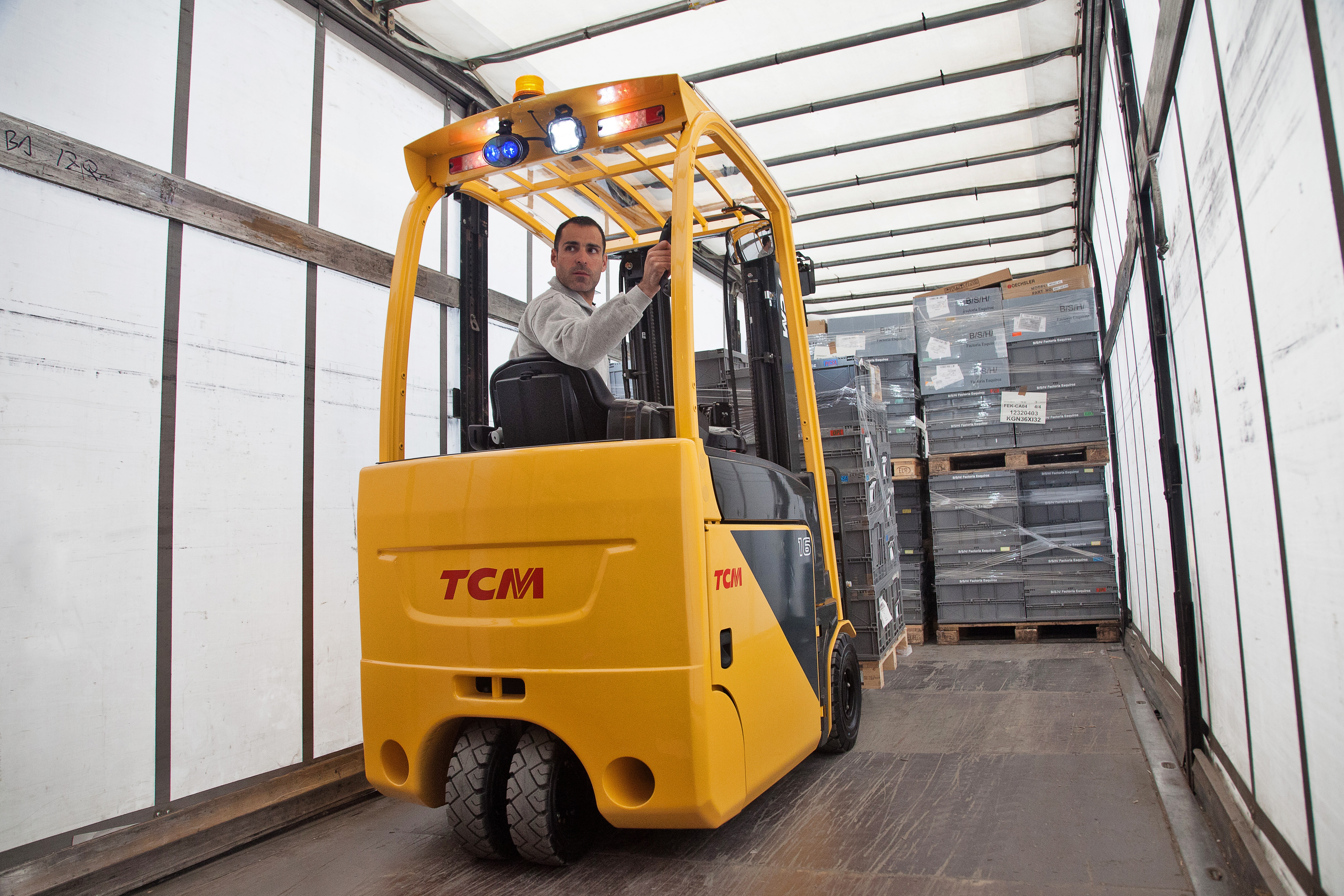 юнгхайнрих подъемно-погрузочная техника. перевозка погрузчика. водитель вилочного погрузчика. обучение на водителя погрузчика вс. водитель погрузчика на воду.