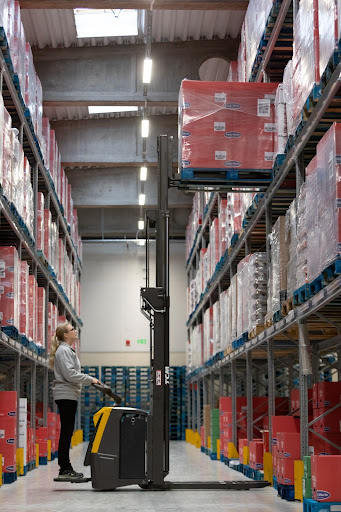 Electric forklift truck reaching high pallets