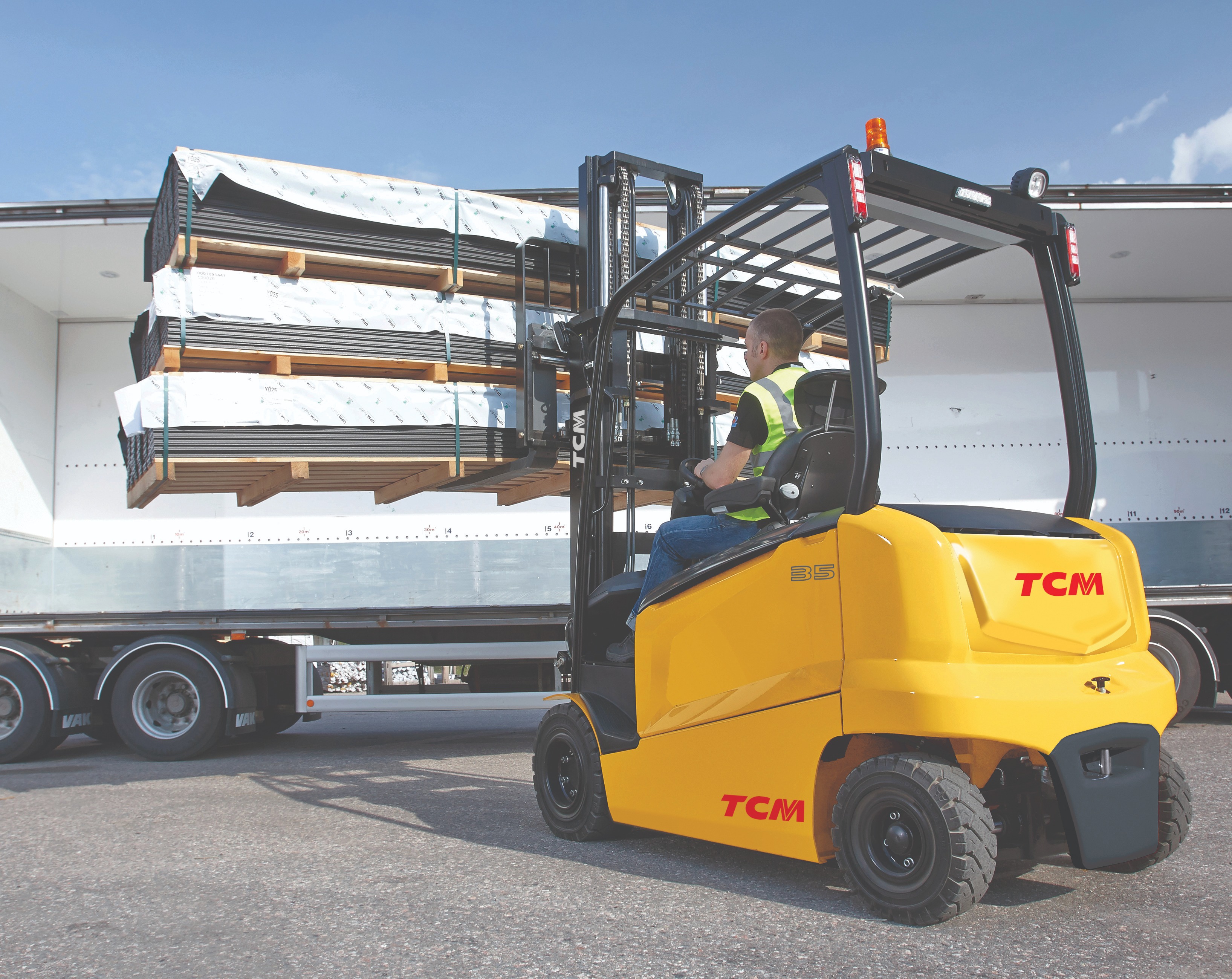TCM FHB F1 truck loading wagon rear LHS